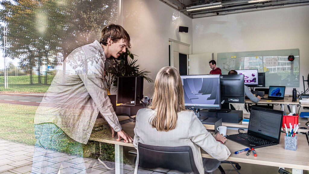 Sfeerimpressie werken op kantoor WeLLDesign